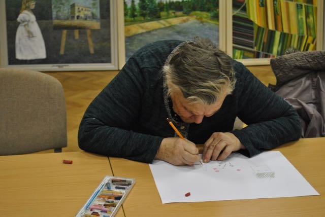 Seniorzy na wystawie i warsztatach